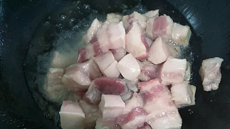 红烧樱桃肉,倒入五花肉,中火翻炒至收水。