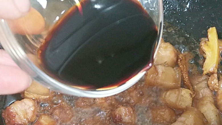 红烧樱桃肉,炒至糖溶后加入<a style='color:red;display:inline-block;' href='/shicai/ 692'>酱油</a>,继续翻炒至肉上色。