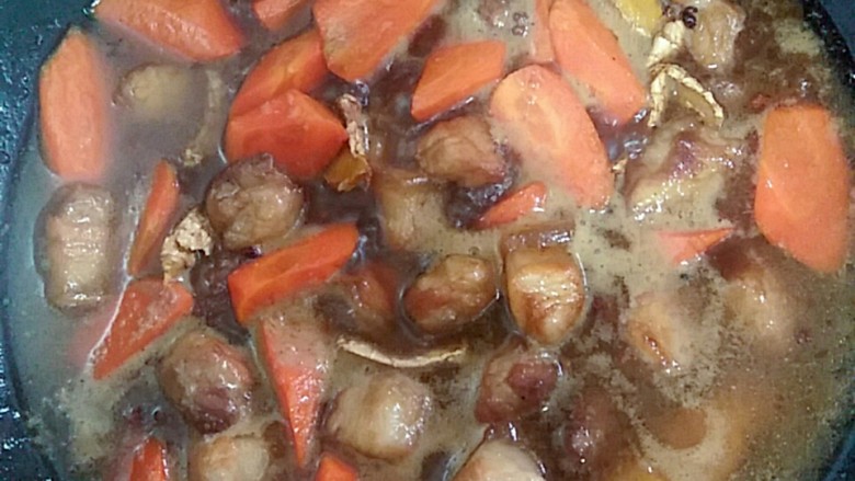 红烧樱桃肉,加入清水开盖小火焖煮。
