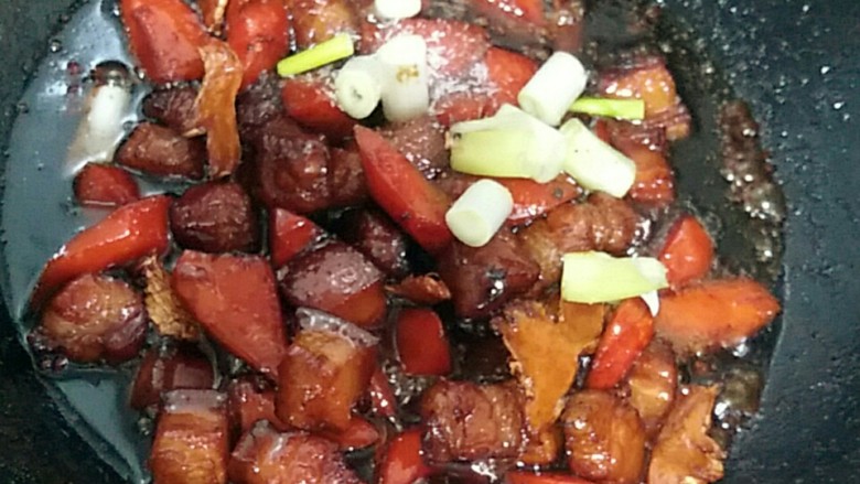 红烧樱桃肉,待胡萝卜熟后改大火炒至无水亮有,加入<a style='color:red;display:inline-block;' href='/shicai/ 138'>大葱</a>关火起锅即可。