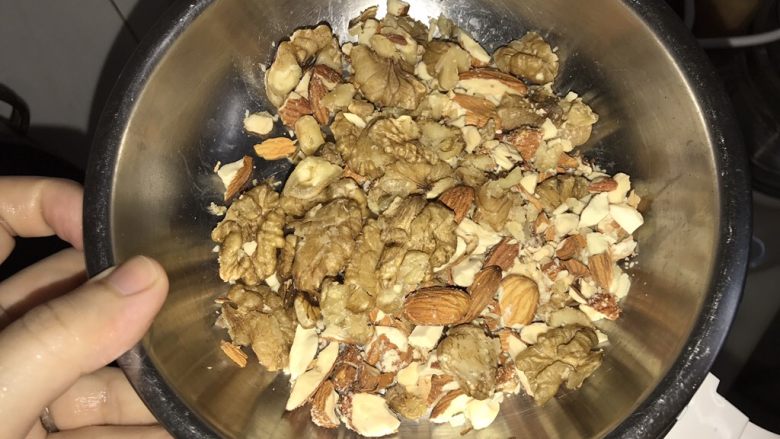 玩转苏泊尔醇浆机(一)坚果黑豆浆,巴旦木稍稍敲碎,和核桃仁一起放入。巴木坦稍硬,为了延长机器寿命,把它敲碎,也可以不敲。