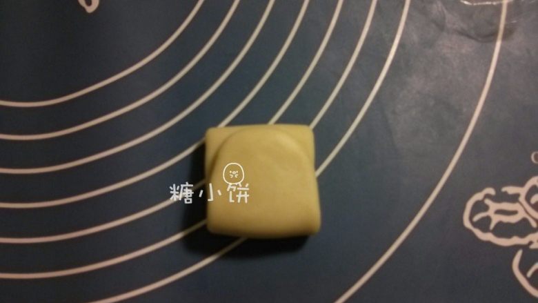 【黑芝麻苏式月饼】,下面也向上折叠,完成一次三折。依次操作好全部8个
