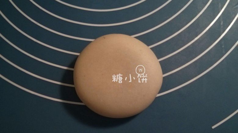 【黑芝麻苏式月饼】,包好的生坯收口朝下放置,用手稍微压扁成饼状。
平底不沾锅(不放油)中火煎至两面金黄,或者烤箱175度20-25分钟(中途翻一次面)即可。