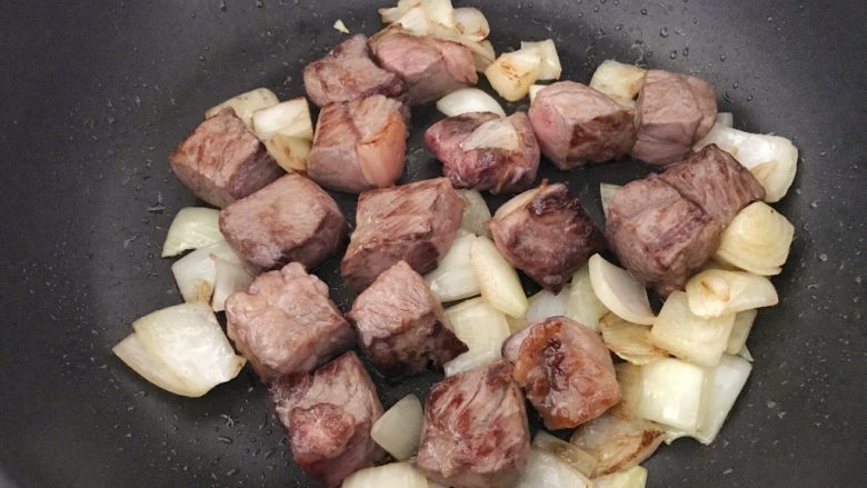 蔬菜牛肉汤煲,直至牛肉变色,