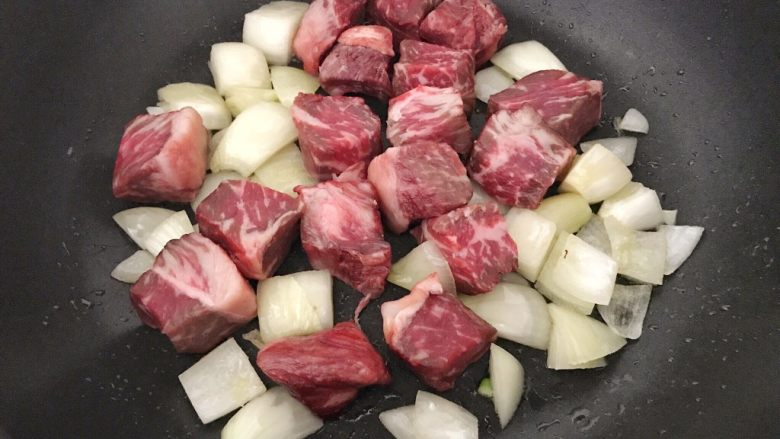 蔬菜牛肉汤煲,再把牛肉加进来,