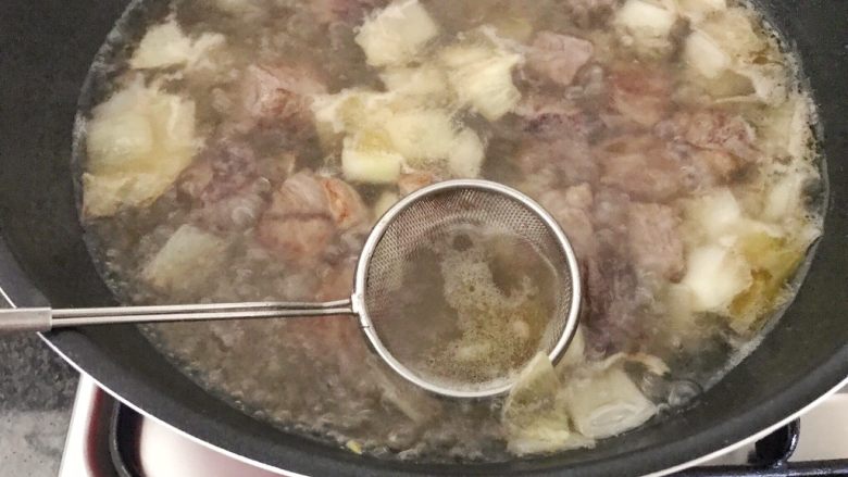 蔬菜牛肉汤煲,撇去浮沫,