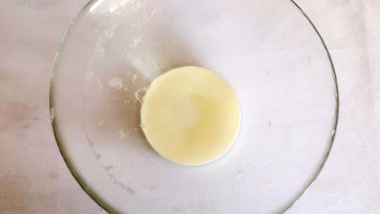 Q弹土豆丸子,15分钟后倒掉水分,淀粉就会沉淀在碗底部;