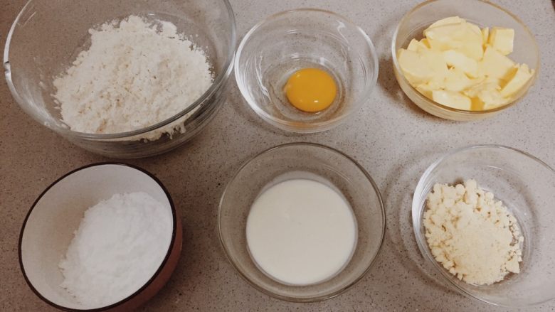 入口即化的香酥曲奇🍪
,首先准备好材料，盐跟糖粉可以先混合到一起哦