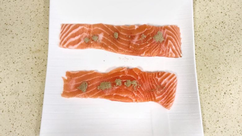 健康美味芦笋三文鱼,在三文鱼身上,撒上适量盐和<a style='color:red;display:inline-block;' href='/shicai/ 134340'>黑胡椒粉</a>