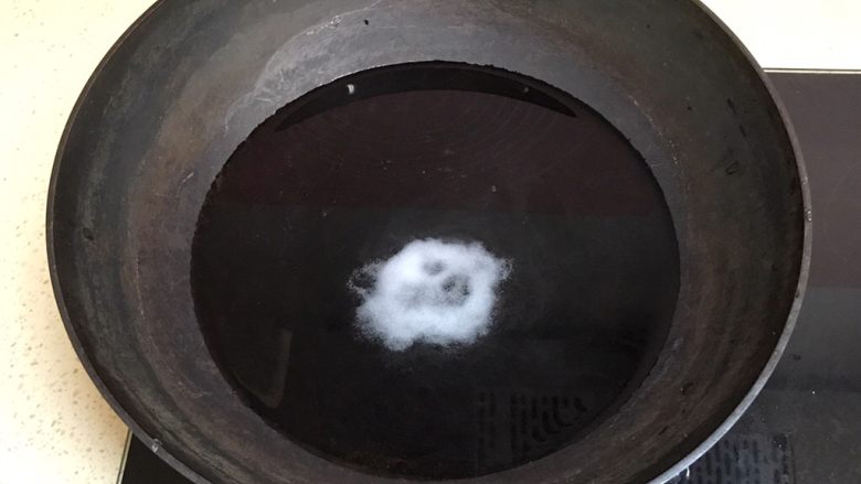 健康美味芦笋三文鱼,准备一锅水,加入适量的盐