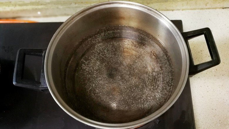 美少女粉红圆子燕麦酒酿,锅中倒入适量的水,大火把水烧开,