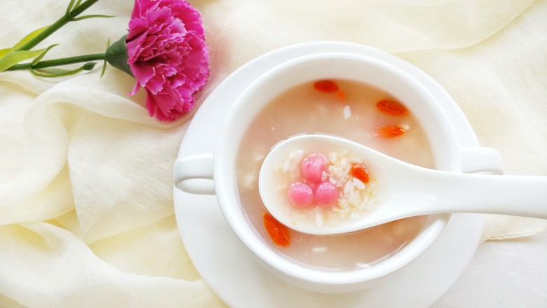 美少女粉红圆子燕麦酒酿,酸酸甜甜,又富含花青素,真的是美味与营养并存啦~