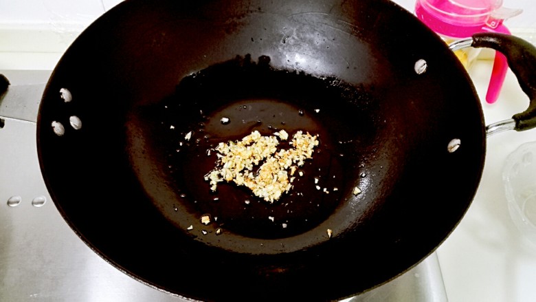 披红戴绿的蒜香红辣椒蒸黄鱼,煎到金黄色蒜香味出来,淋到鱼身上,撒葱花