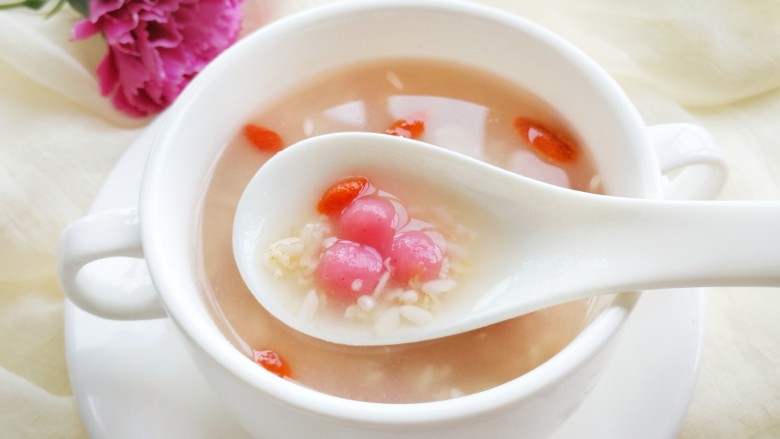 美少女粉红圆子燕麦酒酿,自己做的粉色小圆子,纯天然的哦!