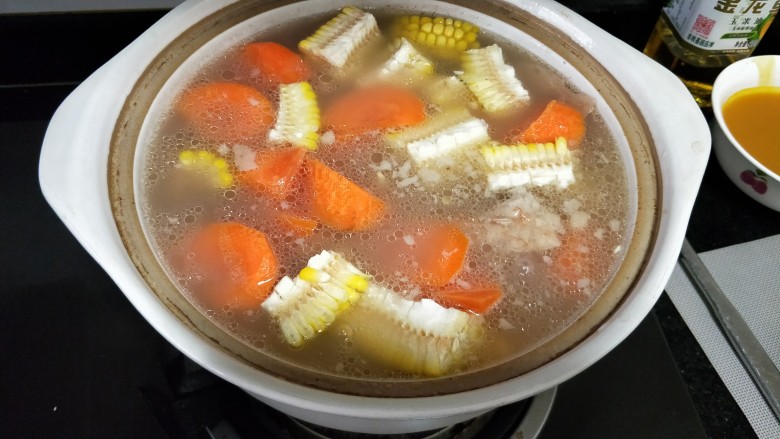#咸味# 田园排骨汤,最后放玉米,萝卜再炖半小时