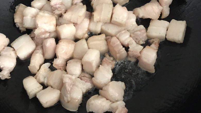 小宝麻麻家的红烧肉,锅里放少许油,把切好肉放下去煸炒出油,要是油出的比较多可以把油装起来一会炒菜用。