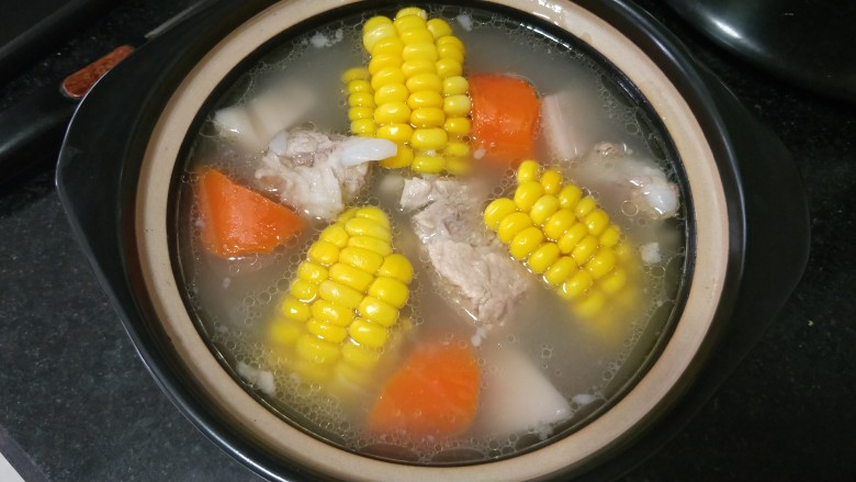 #咸味# 田园排骨汤,盛入小汤煲中