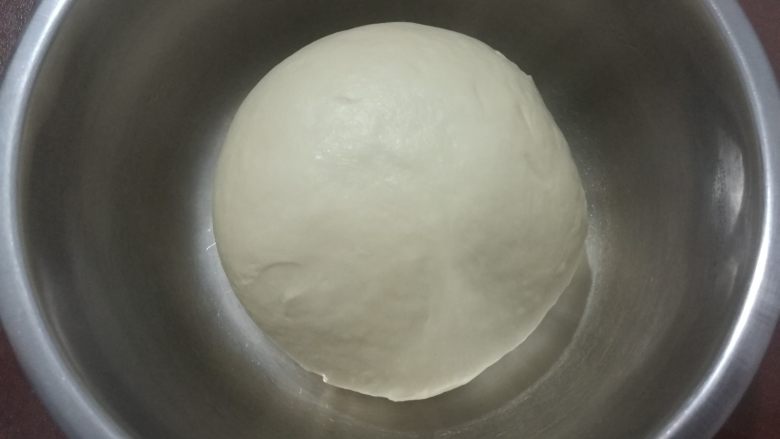 小刺猬豆沙包,面团收圆放盆盖保鲜膜进行基础发酵。