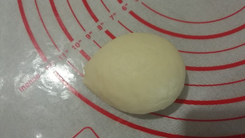 小刺猬豆沙包,收圆,捏出小刺猬稍尖的头部。
