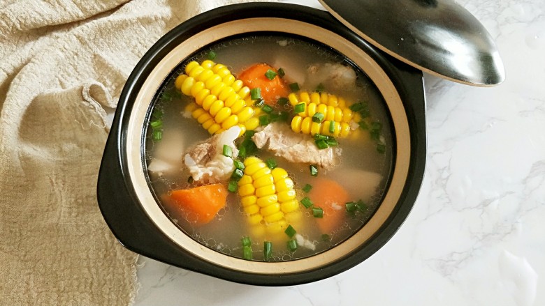 #咸味# 田园排骨汤,撒上葱花,上桌慢慢喝。汤鲜味美,回口还有点点甜