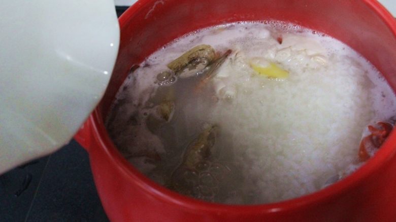 坤博砂锅海鲜粥,十分钟后加入指甲贝,煮十分钟后再加入虾,煮至虾变色就可以了。