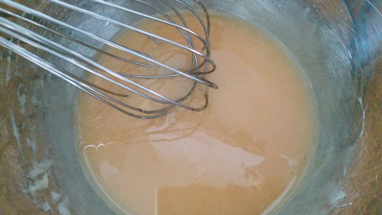63克广式豆沙月饼,用手动打蛋器搅拌至乳化状态