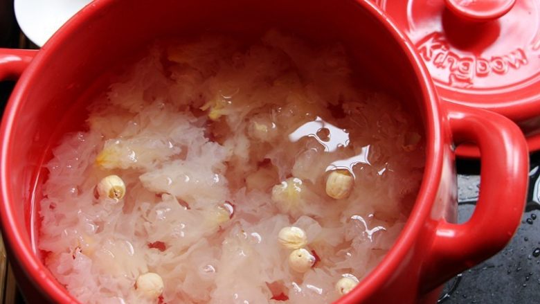 砂锅银耳莲子汤,加水没过食材。