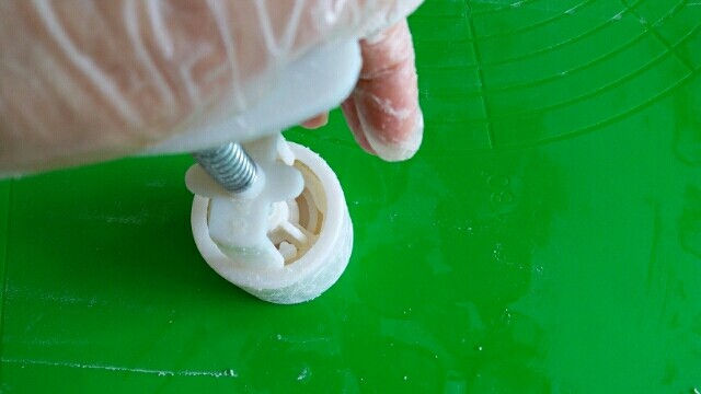 63克广式豆沙月饼,左手扶着模具,右手用力往下按(没人帮拍照,只好这么演示下)