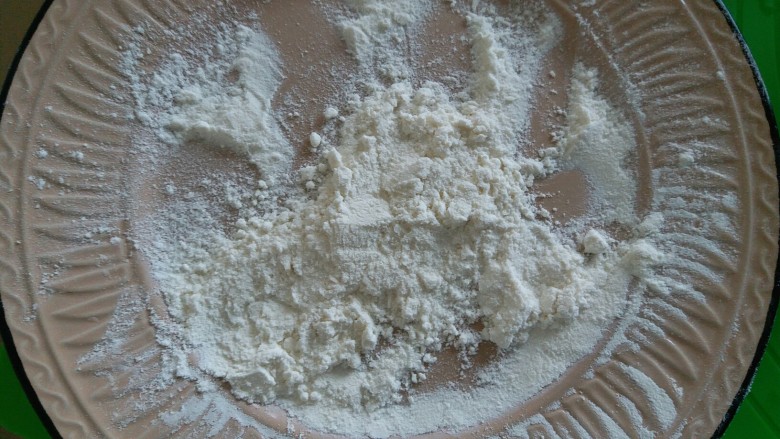 63克广式豆沙月饼,用盘子准备好干粉,做手粉