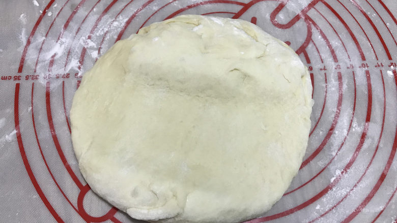 12连汉堡小面包,揉面垫上撒手粉(高筋粉),取出发酵好的面团,轻压排气。
