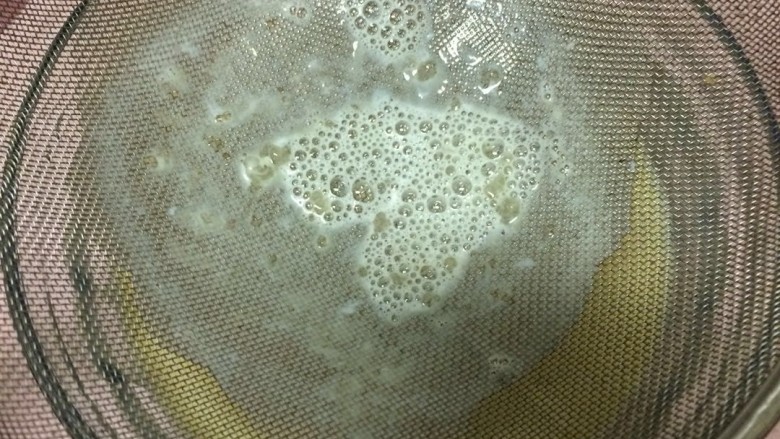 #甜味#布朗胖熊焦糖布丁,搅拌均匀的蛋奶液过筛三遍,让蛋液更细腻