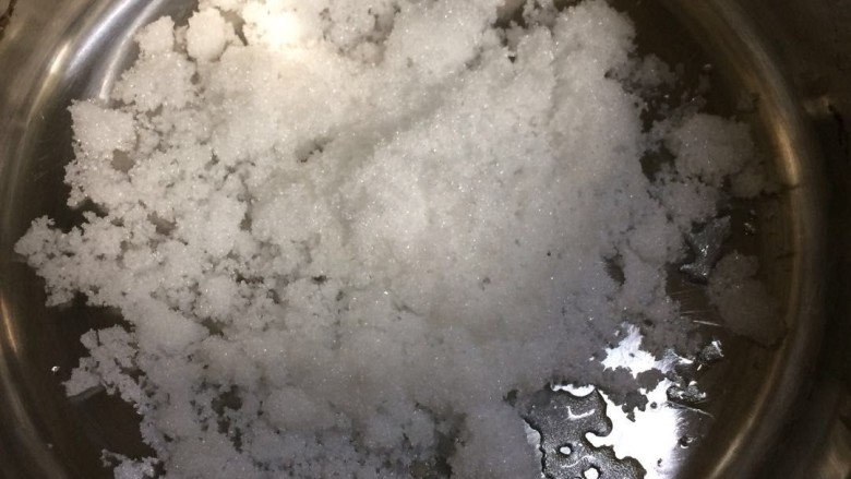#甜味#布朗胖熊焦糖布丁,取60g白糖放入奶锅中加入10g水,中火加热熬焦糖,可以转动锅,但不要搅拌,容易结晶