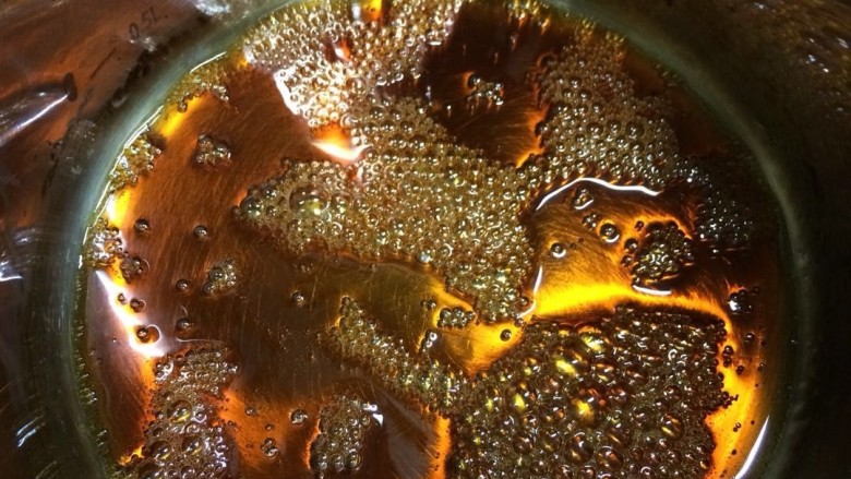 #甜味#布朗胖熊焦糖布丁,这是第一次熬的,第二次熬的比这个颜色浅一点忘记拍照了,所以再比这个颜色浅一点就刚刚好