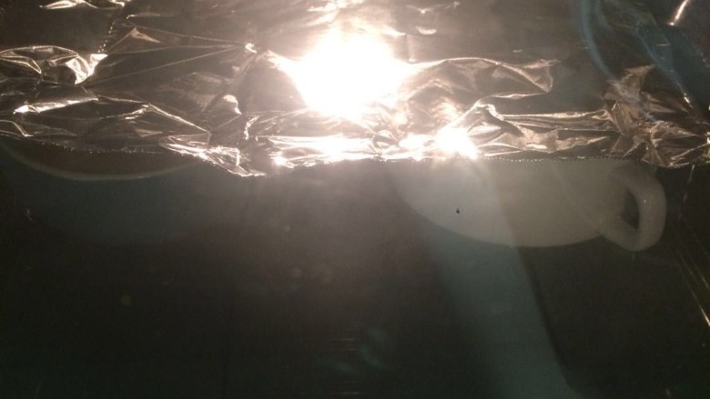 #甜味#布朗胖熊焦糖布丁,送入烤箱,烤盘里加入清水,布丁碗放在烤盘里,水尽量多一些,能漫上布丁液的高度更好,防止蜂窝状,150度烤25分钟,上层盖上锡纸,烤箱具体根据自己烤箱来设定温度