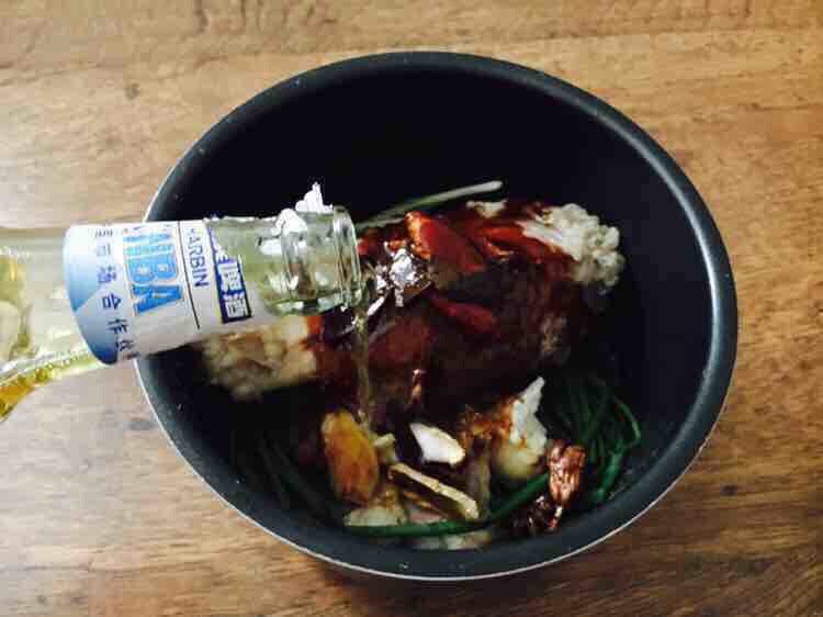 #咸味# 老天津卫特色酱牛肉,倒入焯牛腱子的汤和一瓶啤酒,汤水与牛腱子齐平。 我当时只放了一瓶啤酒,水位在牛腱子的一半的位置,个人习惯而已。