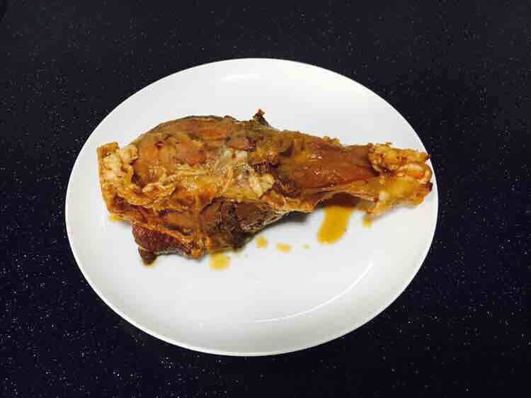 #咸味# 老天津卫特色酱牛肉,
捞出酱牛腱子后戴上一次性手套,取少许<a style='color:red;display:inline-block;' href='/shicai/ 847'>香油</a>均匀地涂抹在牛腱子上,以防存放时表皮失去水分干裂,影响口感。 然后放入保鲜袋里,放在冰箱里冷藏,冷藏至酱牛腱子凉透了才能拿出来切薄片食用,因为冷藏后酱牛腱子的肉更加紧实,更容易切片。 食用时可蘸些三合油,也可以放麻辣汁凉拌,还可以做牛肉面哦。 我每次做好了酱牛腱子都是放在冰箱里冷藏,等下班回来才食用的,所以酱牛腱子放冰箱里冷藏多长时间才能凉透了,我没计算过时间,很抱歉。