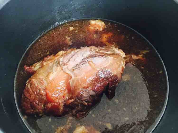 #咸味# 老天津卫特色酱牛肉,这是打开电压力锅锅盖后牛腱子炖熟的状态。 因为我只放了一瓶啤酒,没有加水,水位较低,所以牛腱子上边没有上色,没关系我们再加工一下,牛腱子的颜色就一致了。 如果您用的是普通的锅,就不存在牛腱子颜色不一样的状况,因为您可以随时打开锅盖,翻动牛腱子,使其上色均匀。