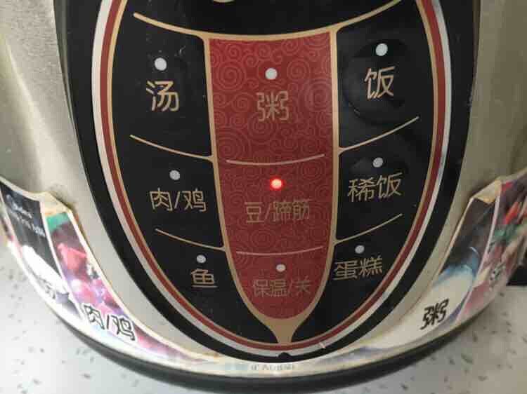 #咸味# 老天津卫特色酱牛肉,这是打开电压力锅锅盖后牛腱子炖熟的状态。 因为我只放了一瓶啤酒,没有加水,水位较低,所以牛腱子上边没有上色,没关系我们再加工一下,牛腱子的颜色就一致了。 如果您用的是普通的锅,就不存在牛腱子颜色不一样的状况,因为您可以随时打开锅盖,翻动牛腱子,使其上色均匀。