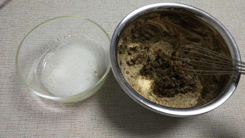 伯爵红茶费南雪,分次加入混合粉内,一边搅拌