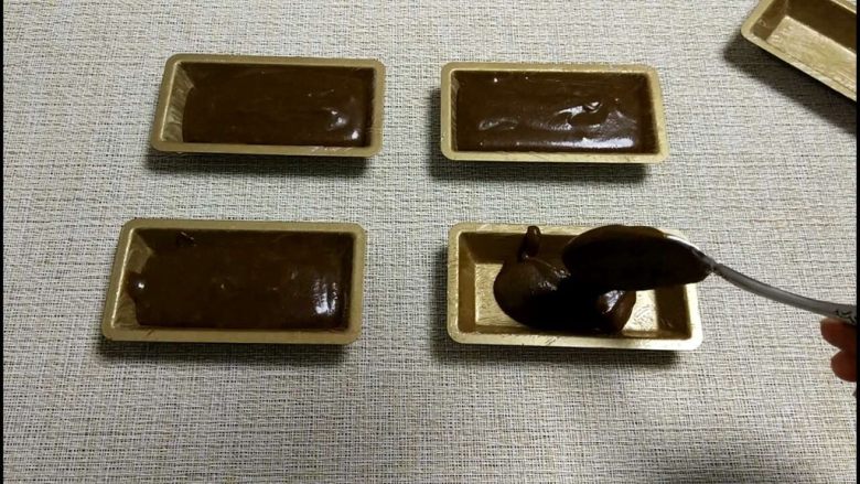 伯爵红茶费南雪,用勺子依次勺入模具中,七八分满就行了