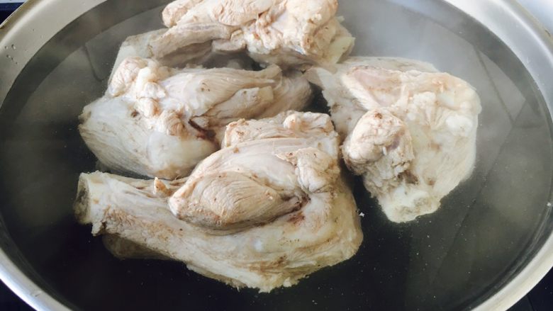 #咸味# 骨汤鱼松米线,倒入适量的提前准备好的开水,水量没过食材。