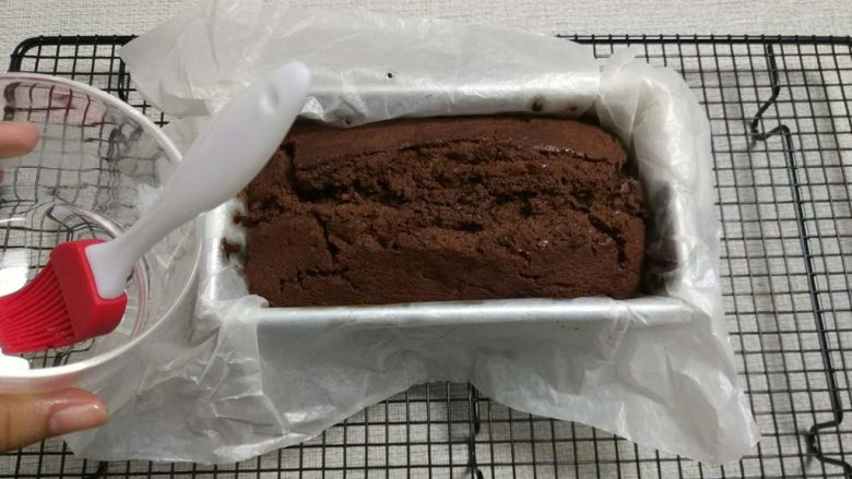 可可磅蛋糕,趁磅蛋糕热的刷在蛋糕表面,刷到表面的蛋糕感觉不能再吸水,然后置一边放凉