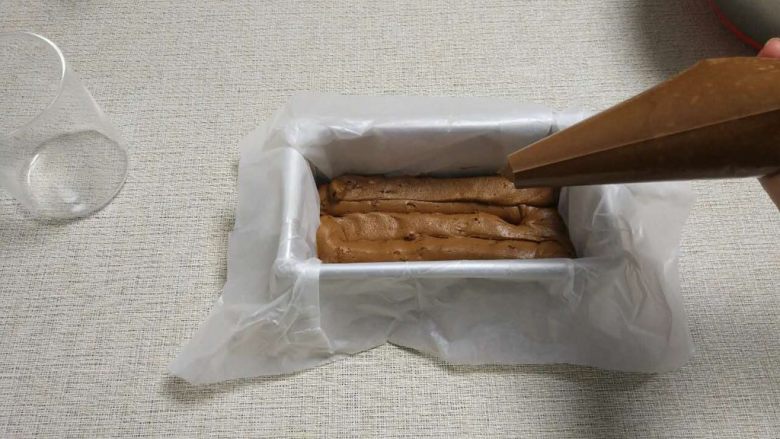 可可磅蛋糕,然后挤入模具,边角都要给填充满