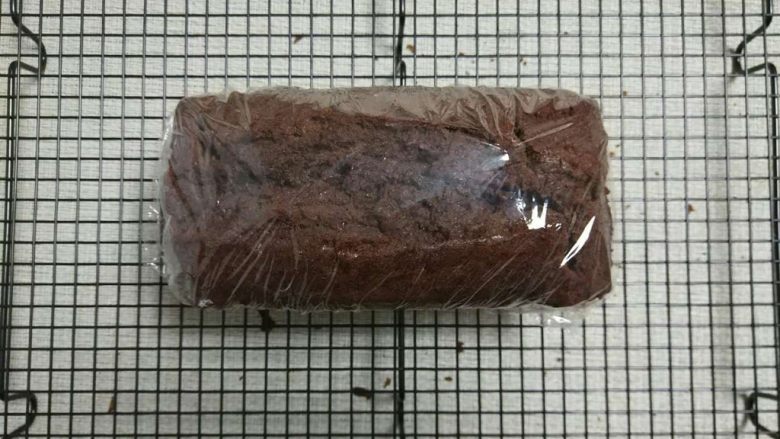 可可磅蛋糕,凉透后保鲜膜包好入冰箱冷藏,第二天就很好吃啦