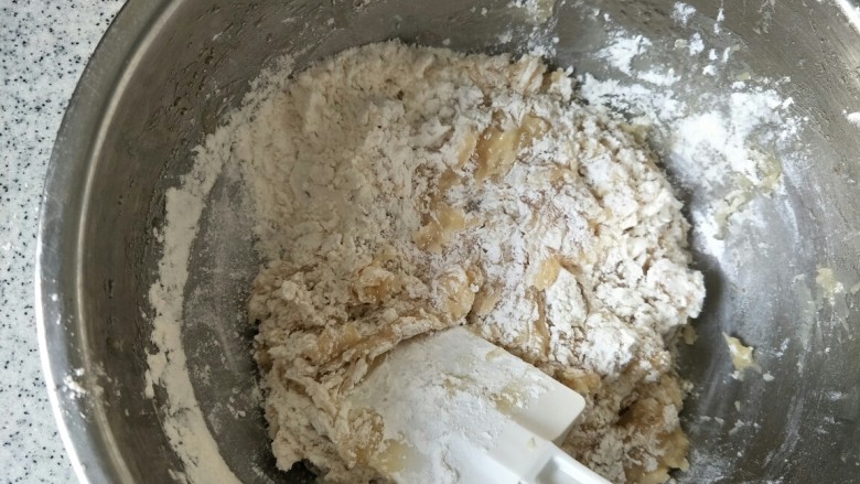 蜂蜜五仁、豆沙馅月饼,容器中倒入3克凉白开水,加入1克食用碱,把它们兑成碱水,倒入75克食用油,用手动打蛋器搅拌均匀成发白状态在加入75克<a style='color:red;display:inline-block;' href='/shicai/ 865'><a style='color:red;display:inline-block;' href='/shicai/ 865'>蜂蜜</a></a>继续搅拌,打成湿滑状态,提起手动打蛋器成流线型。加入中筋面粉上下翻拌。(忘记拍液体搅拌照片了😜)