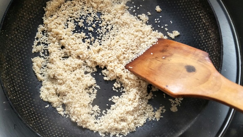 蜂蜜五仁、豆沙馅月饼,炒馅料中的芝麻,这里告诉大家一个炒芝麻的小窍门,将芝麻过水洗净,可以用滤豆浆的筛子,芝麻带着少量的水放在炒锅中,文火慢慢炒,水份炒干芝麻发出噼噼啪啪的响声,颜色稍微变色关火就炒好了