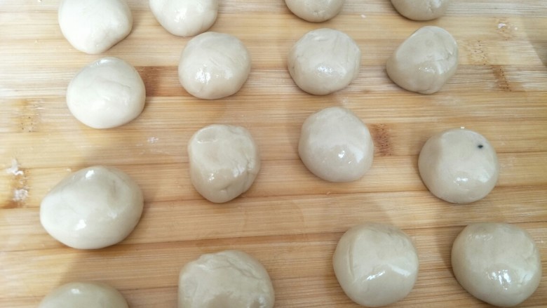 蜂蜜五仁、豆沙馅月饼,把面皮称好克数,我是50克的模具,饼皮我做的是20克,将面剂揉圆盖上保鲜膜