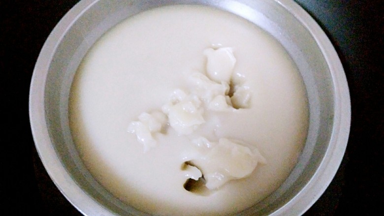 芒果糯米糍,用筷子拨开,里面没有白色粉,就熟了