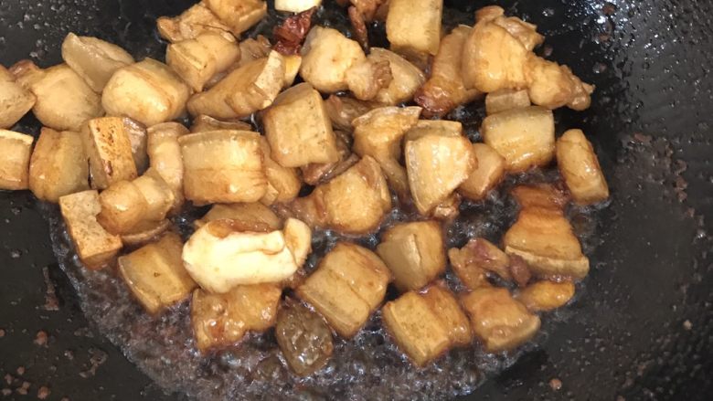 小宝麻麻家的红烧肉,然后加入准备好的冰糖八角生姜蒜生抽一起煸炒上色