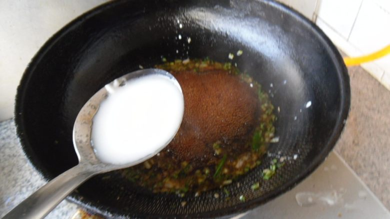 焦熘茄条, 淋入水淀粉勾薄芡